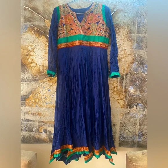 STUNNING CRUSHED KURTA WITH FRONT AND BACK HAND EMBROIDERY. VERY RICH AND FORMAL - Picture 1 of 4